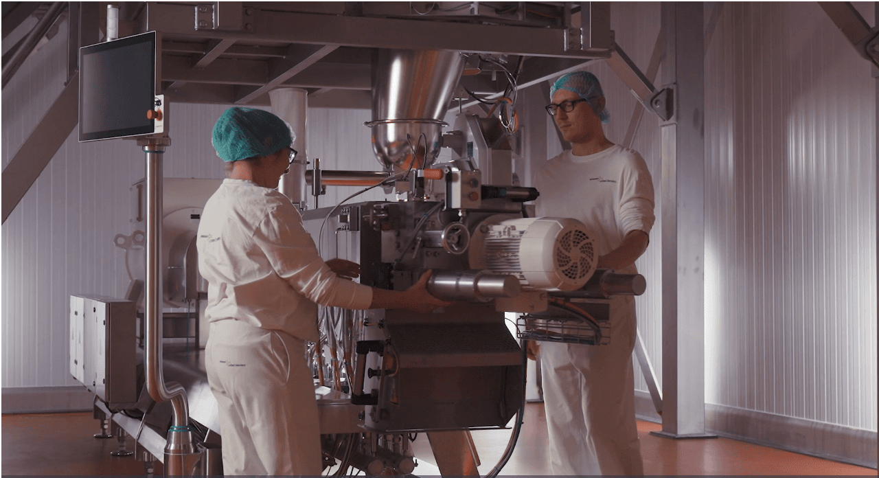 Medewerkers bij de DFE-testextruder